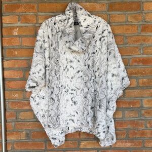 Vine Street Apparel Gray and White Cape